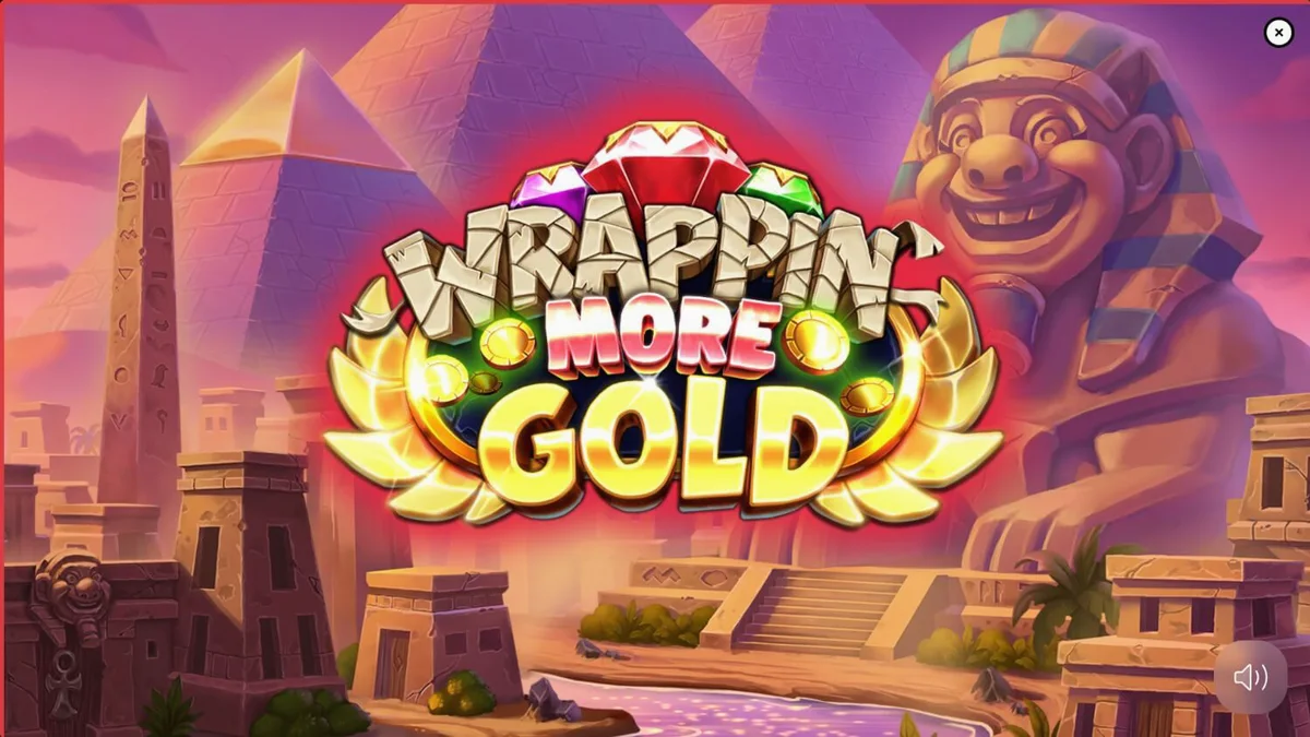 Mumi ramah dalam slot Wrappin’ More Gold dengan latar belakang ruang harta karun Mesir.
